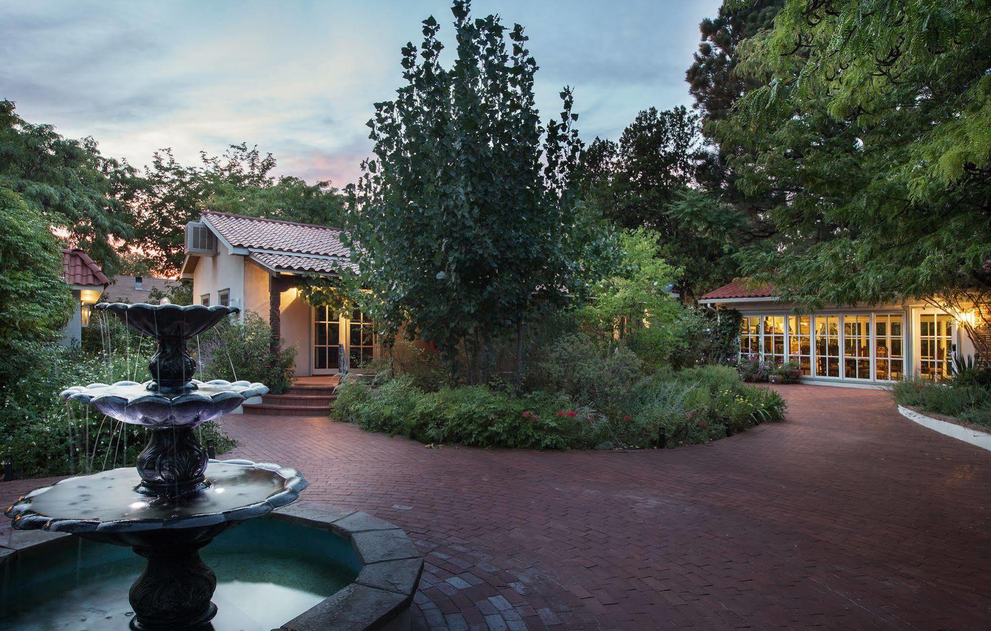 Casa Blanca Inn And Suites 法明顿 外观 照片