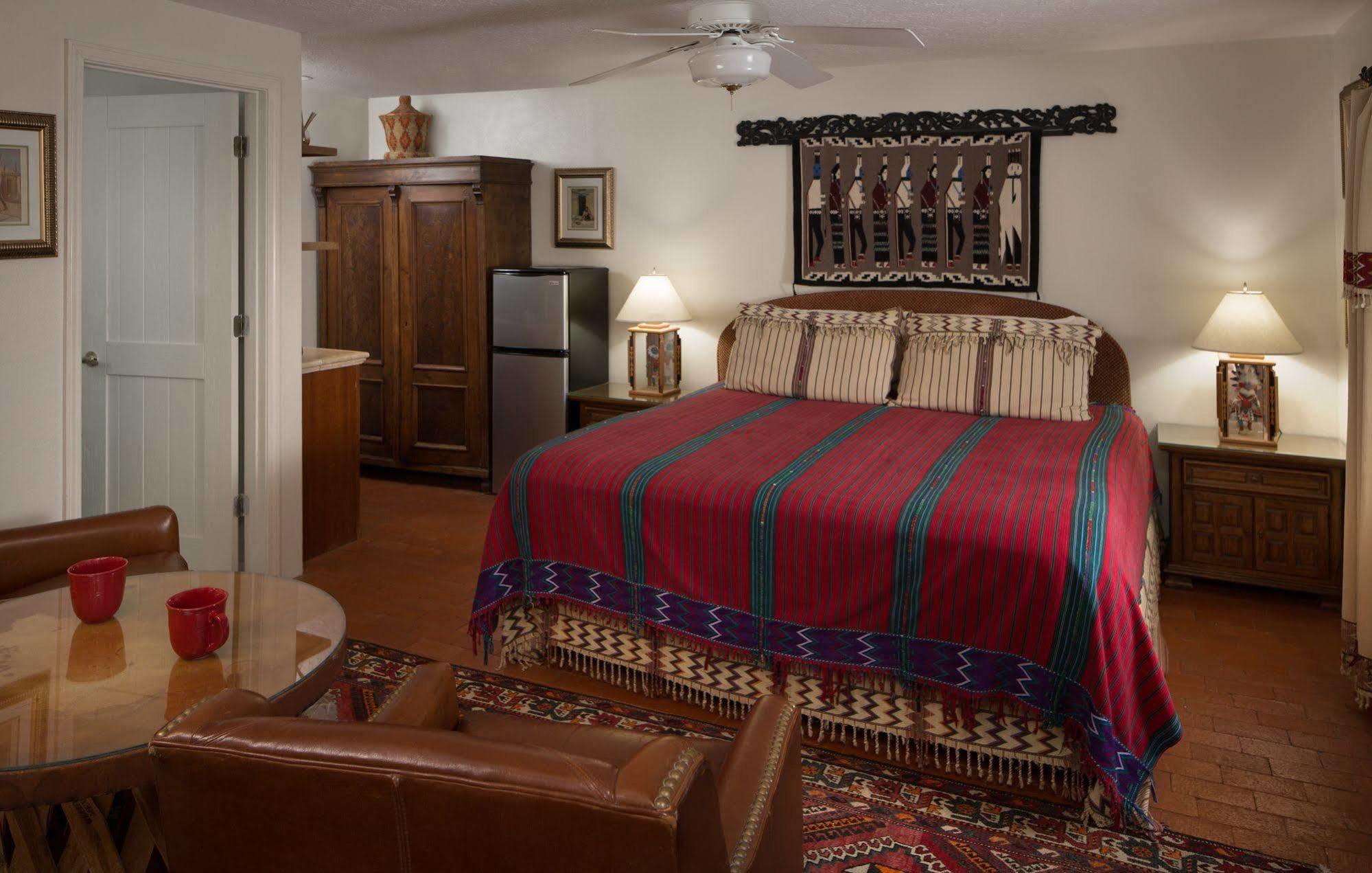 Casa Blanca Inn And Suites 法明顿 外观 照片