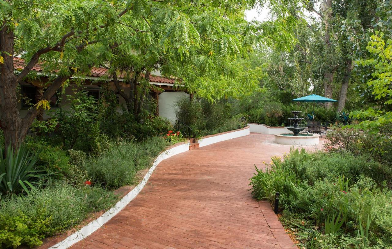 Casa Blanca Inn And Suites 法明顿 外观 照片